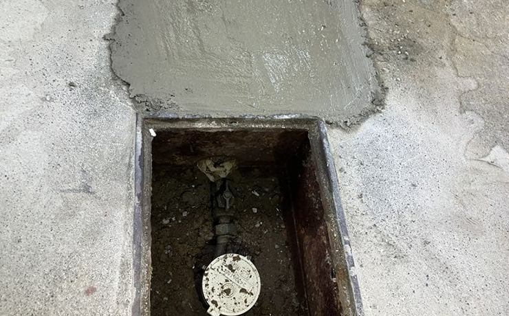 昭島市で凍結作業を行い水漏れした水道管を修繕