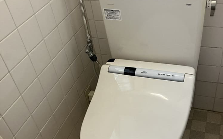 伊勢原市でタンク内部品が破損したトイレを交換