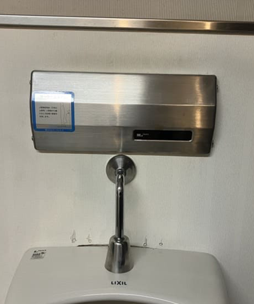 小便器の故障したセンサー式フラッシュバルブ