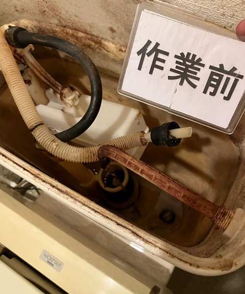 便器に水が流れ続けるトイレを点検