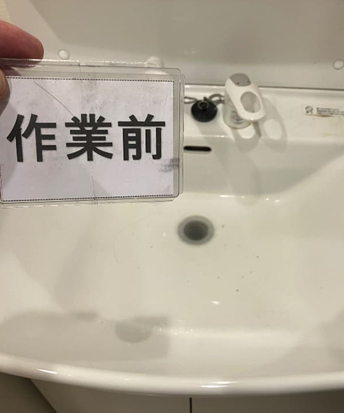 排水溝が詰まった洗面台