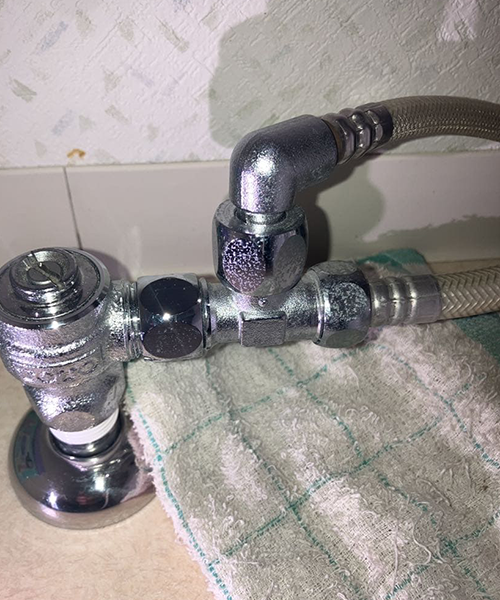 パッキンの劣化によって漏水が発生した止水栓