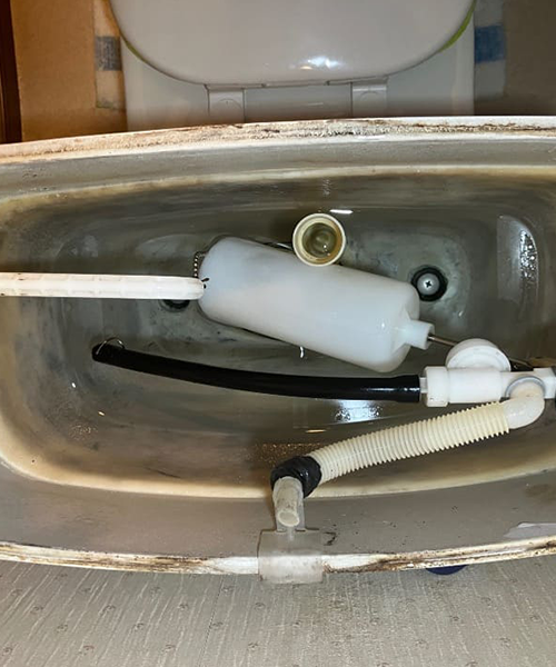 トイレタンク内のボールタップ交換前