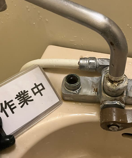 浴室蛇口の水漏れ修理作業