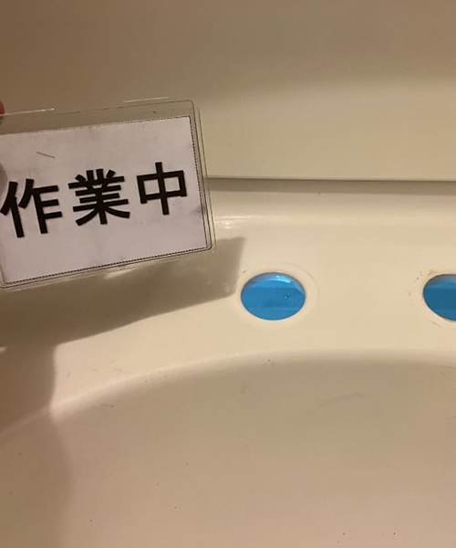 洗面蛇口の交換作業中