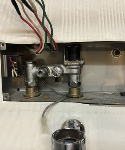 小便器のフラッシュバルブ交換作業