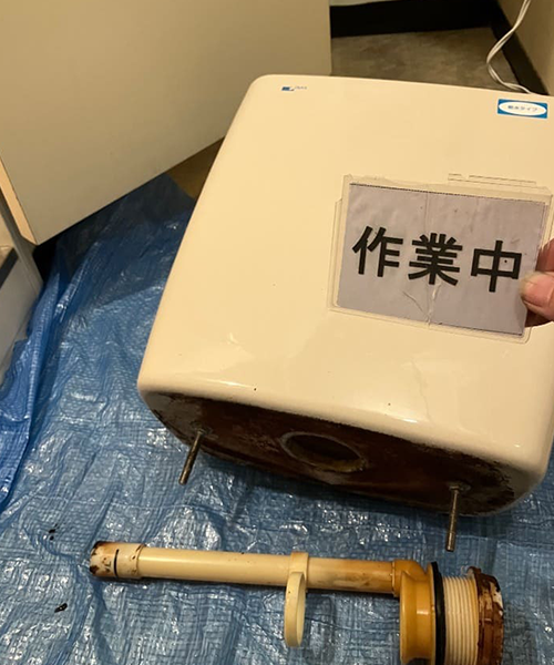 タンク内の部品交換作業