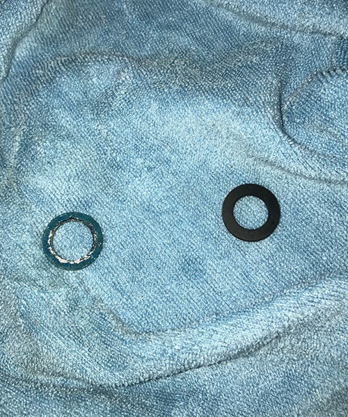 劣化したパッキンと新しいパッキン