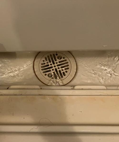 トラップ内を清掃して浴室の排水詰まり解消