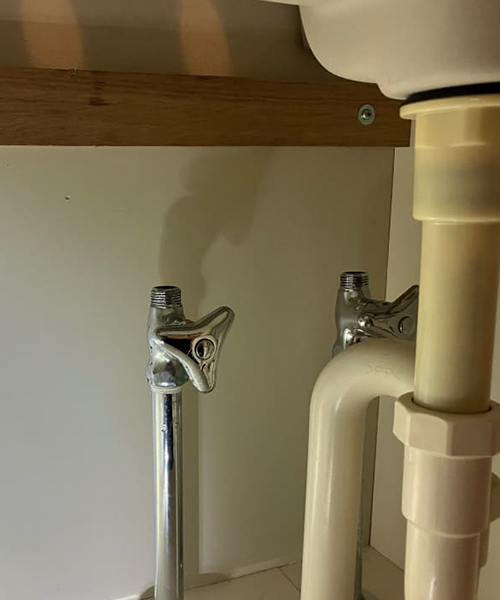 交換作業中の洗面台下の配管