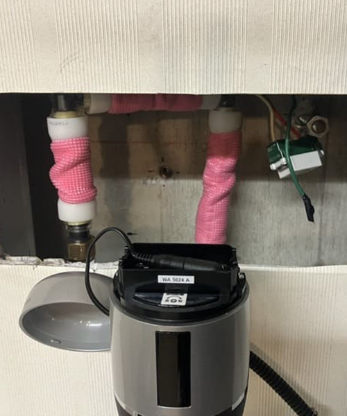 小便器の配管をポリエチレン管で配廻し