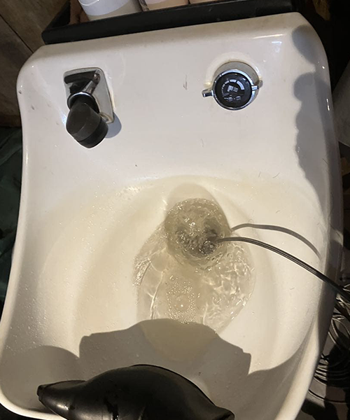 シャンプー台の排水口からの高圧洗浄