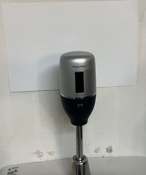 小便器のセンサー式フラッシュバルブを交換
