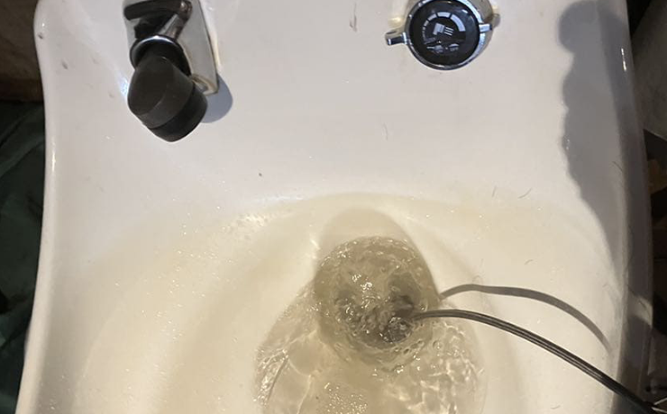 愛川町でキッチンとシャンプー台の排水口から高圧洗浄して詰まり予防