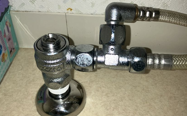 厚木市でトイレの水漏れ原因だった止水栓のパッキンを交換して水漏れ修理