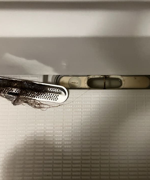 浴室の排水トラップを清掃