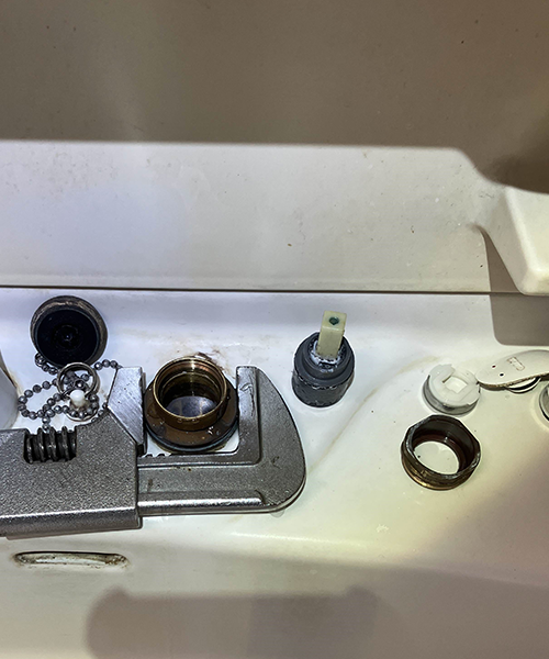 蛇口のカートリッジ交換作業