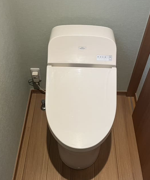 内部が壊れたトイレ