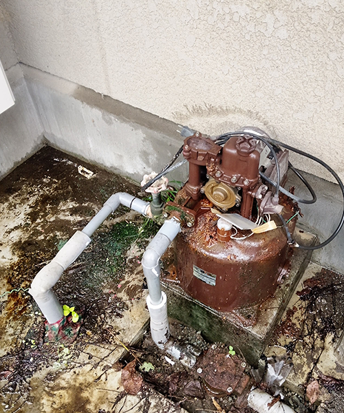 水漏れを起こした電動ポンプ