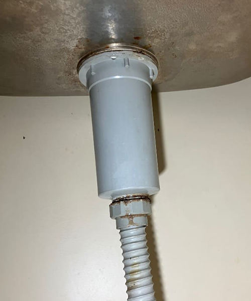 キッチンのシンク下から水漏れが発生