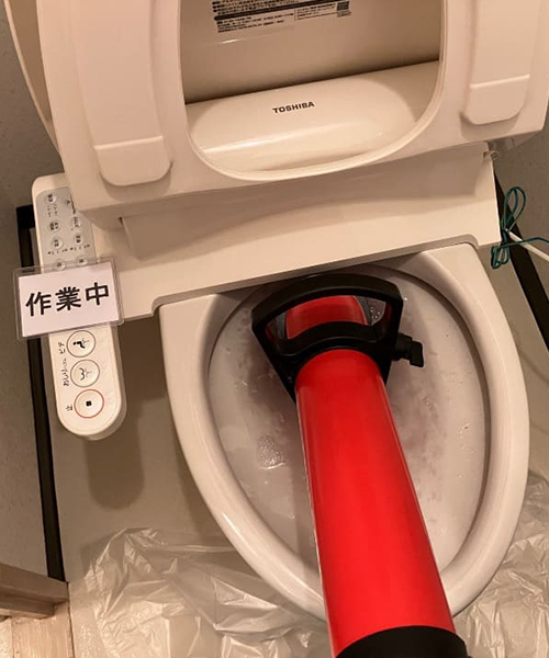 トイレの詰まり解消のためにローポンプ作業中