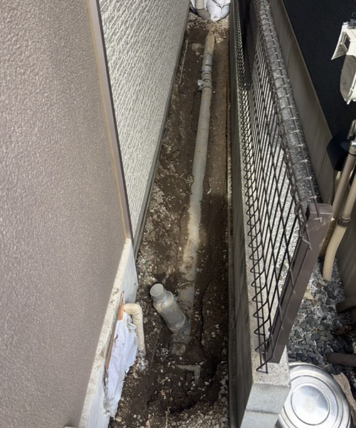 掘削して排水管の漏水調査