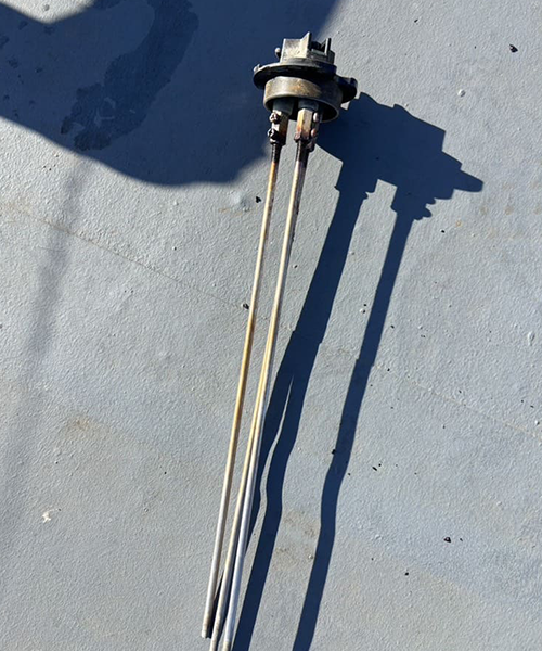 受水槽の電極棒の交換作業