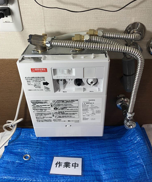 新しい電気温水器を設置し配管を接続