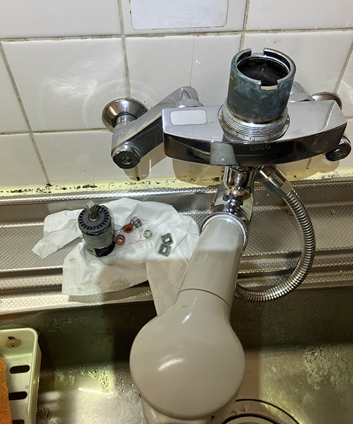 カートリッジの劣化により水漏れを起こした台所蛇口