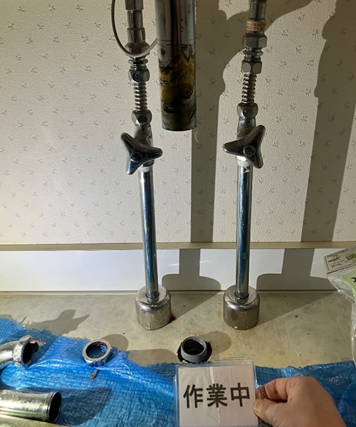 洗面台下の排水管の交換作業