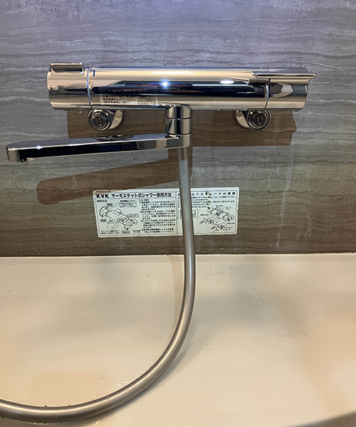 TOTOの壁付サーモスタット混合水栓に交換して修繕