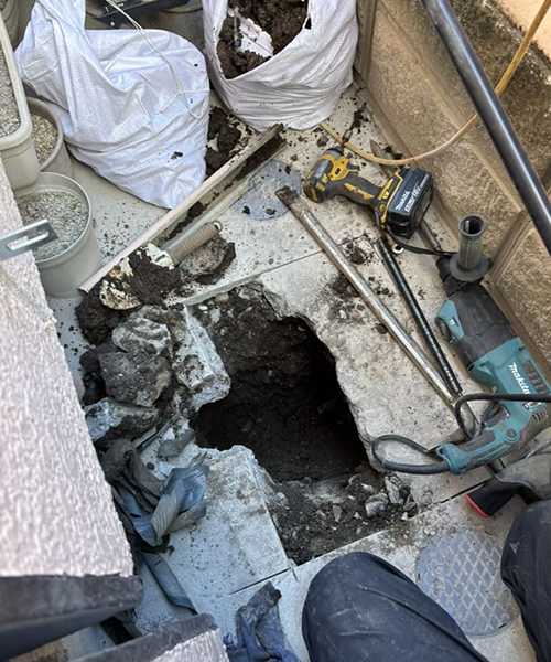掘削して給水管の交換作業