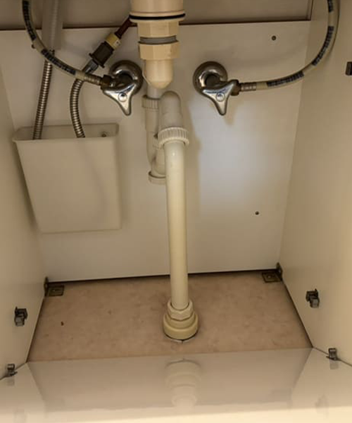 給湯管を引き直す前の洗面台下