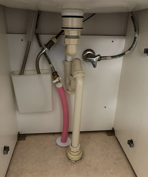 給湯管を引き直した洗面台下