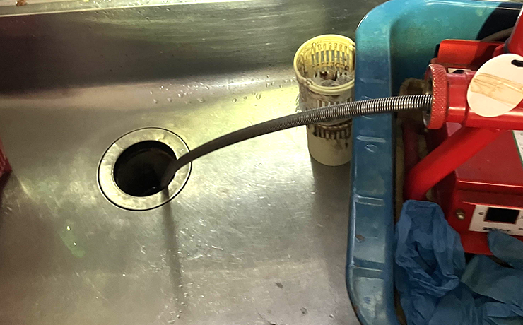 座間市で台所の排水詰まりをトーラー作業と薬剤使用で解消
