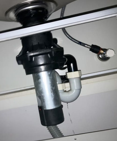 水漏れが発生した台所シンク下のディスポーザー