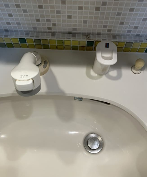 レバーの根元から水漏れしている洗面台のコンビネーション水栓