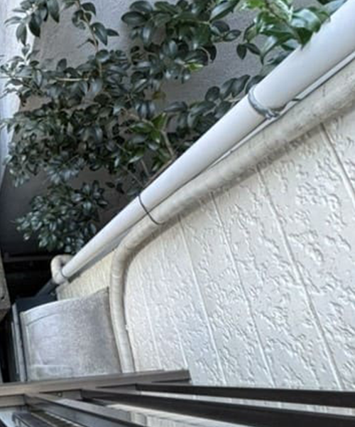 水漏れを起こした屋外の給湯管