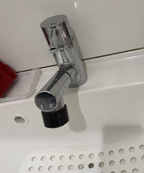 水漏れするパナソニック製の洗面台の蛇口