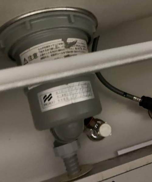 台所シンク下のディスポーザーを通常の排水栓に交換