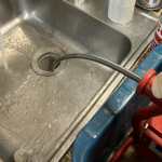 台所の詰まり解消のためのトーラー作業