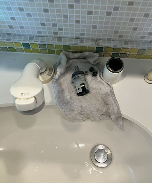 カートリッジ交換のためにコンビネーション水栓のレバー分解