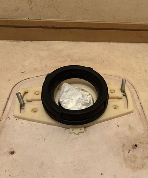 既存トイレの撤去作業