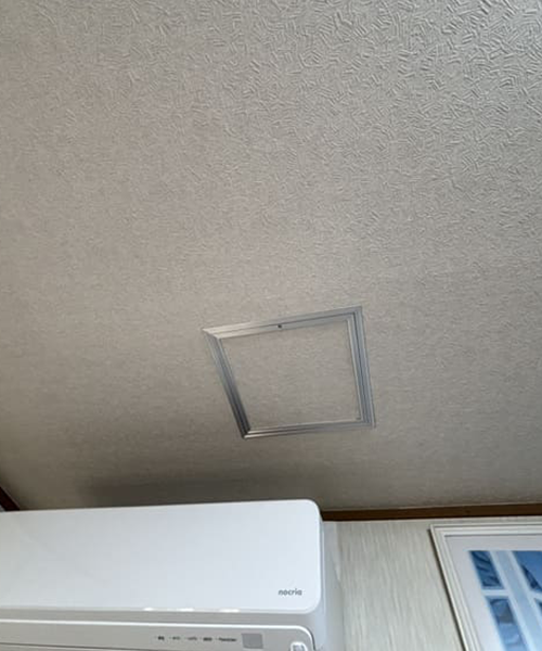 部屋の天井にある点検口