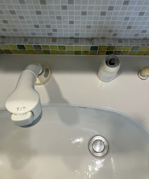 カートリッジ交換作業中の洗面台のコンビネーション水栓