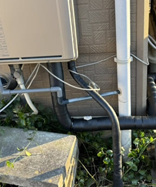 水道管に保温材を巻き付け作業