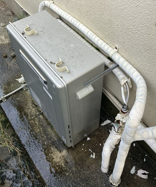 給湯器のフレキ管から水漏れ発生