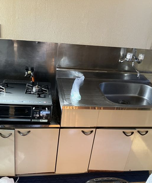 水漏れを起こしたキッチン