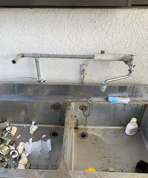 屋外の破裂した水道管