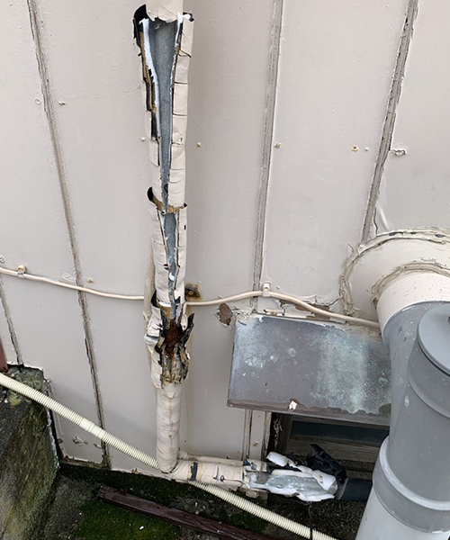 破裂した屋外の給水管